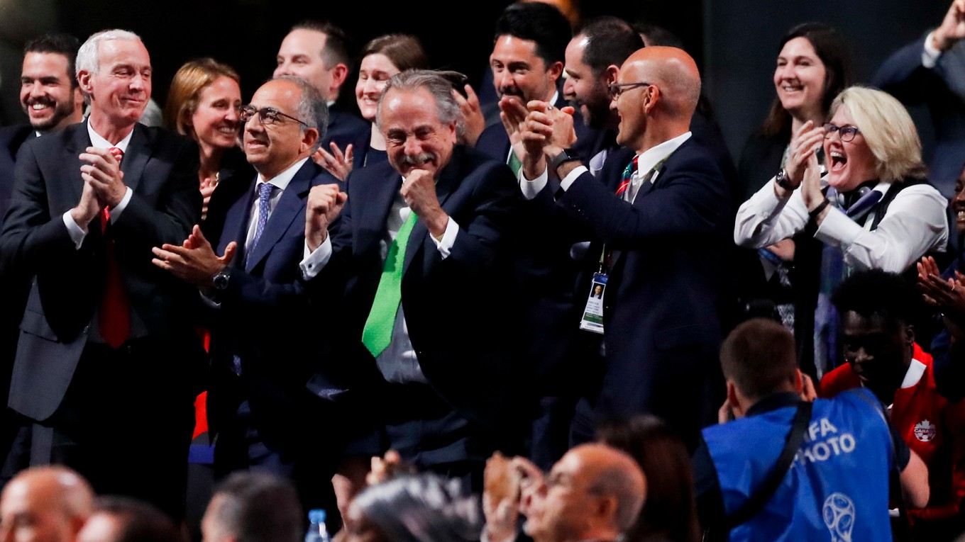 Delegáti z Kanady, Mexika a USA oslavujú počas 68. Kongresu Medzinárodnej futbalovej federácie (FIFA) 13. júna 2018 v Moskve.
