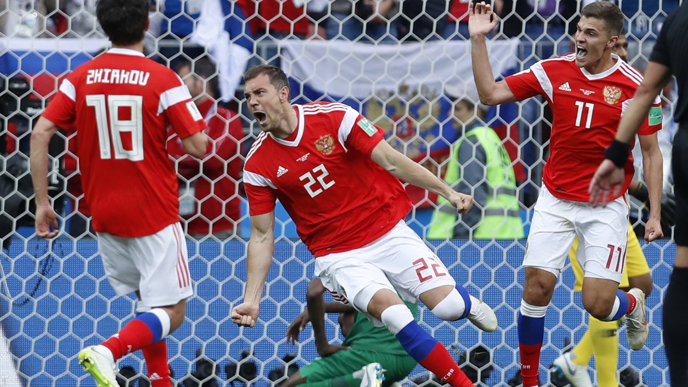 Ruský futbalista Arťom Dziuba (uprostred) strieľa gól na 3:0 v otváracom zápase 21. majstrovstiev sveta vo futbale.