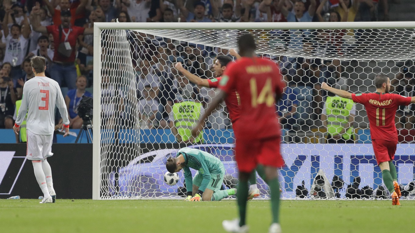 Španielsky brankár David de Gea robí chybu, po ktorej Portugalsko vyhráva 2:1.
