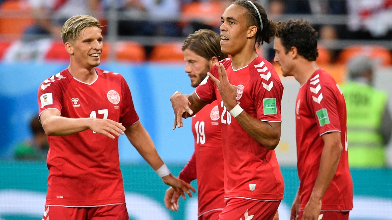 Dánski reprezentanti oslavujú gól v sieti Peru.