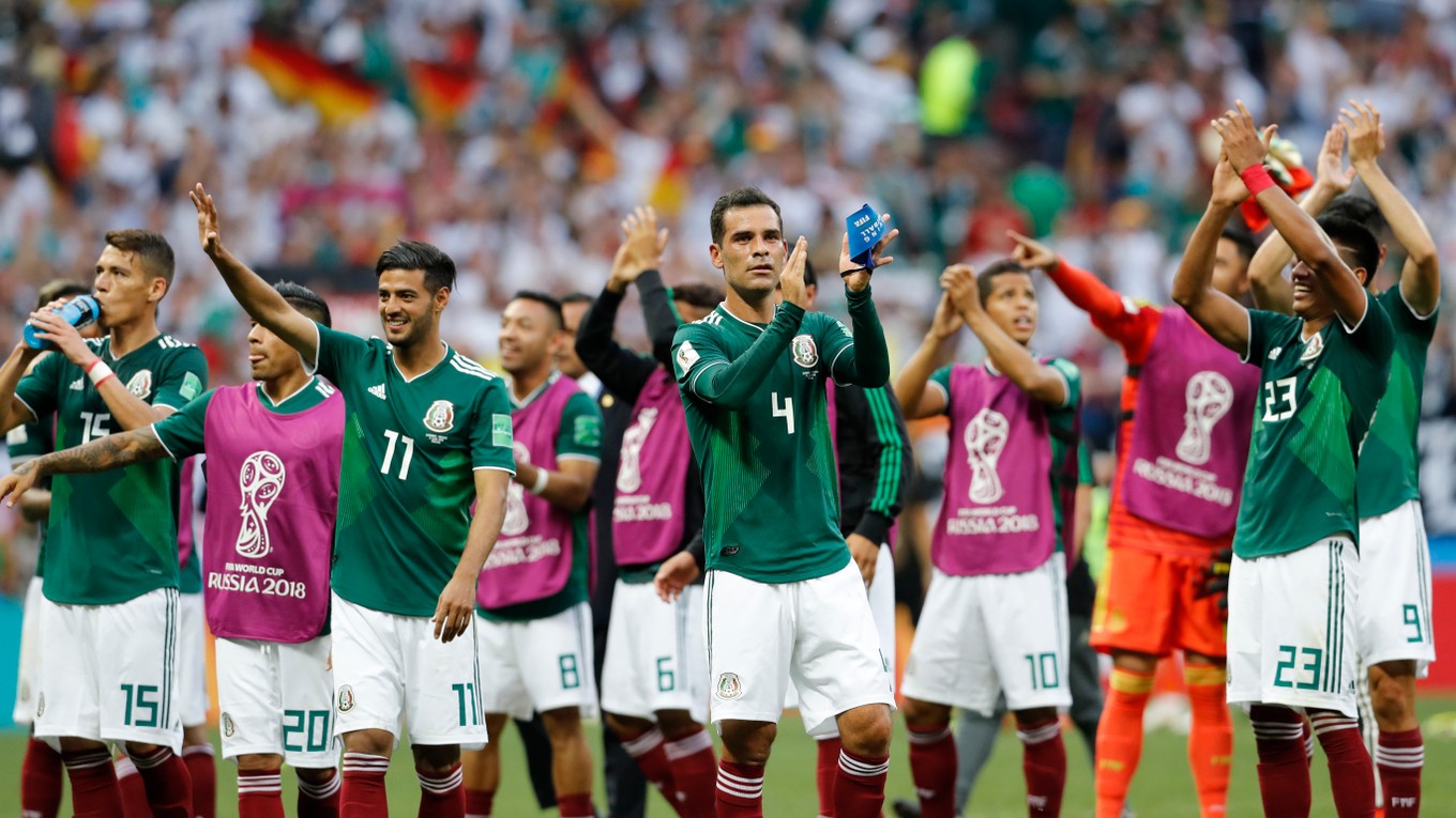 Mexický futbalista Rafael Marquez (uprostred) sa raduje so spoluhráčmi po víťazstve 1:0 nad Nemeckom.