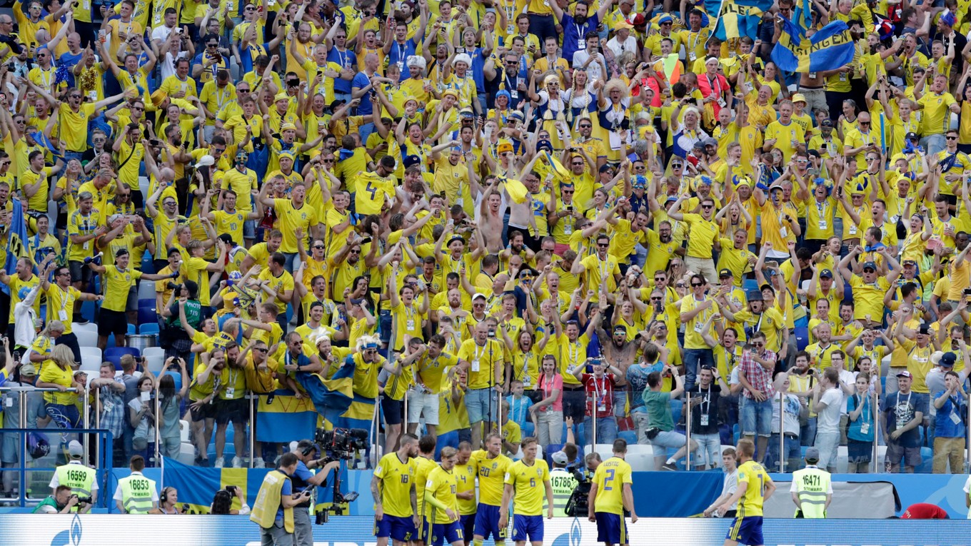 Švédski reprezentanti oslavujú gól.