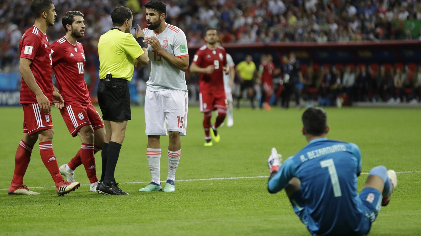 Španiel Diego Costa sa háda s rozhodcom.