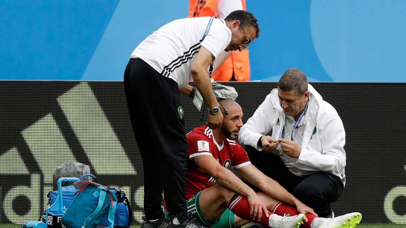 Nordin Amrabat utrpel v úvodnom zápase zranenie hlavy.