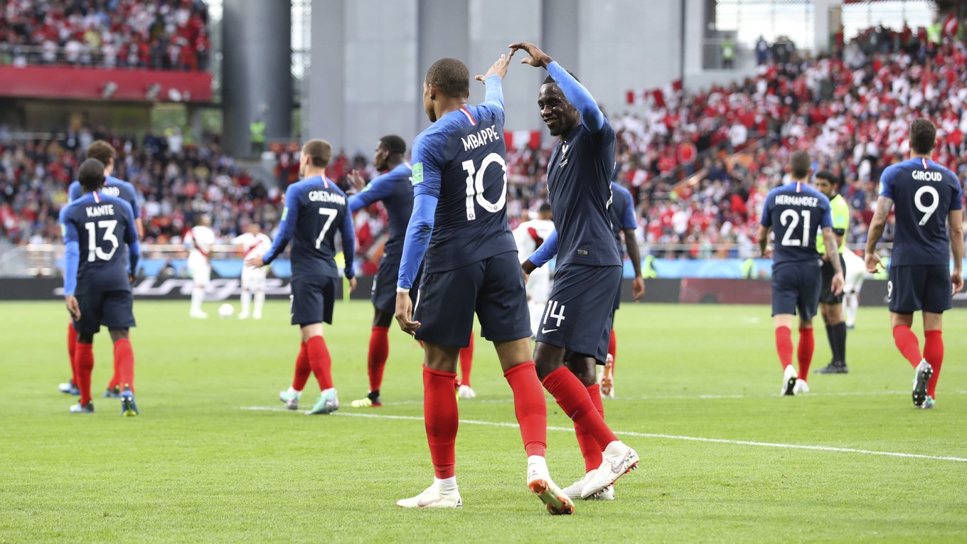 Francúzi sa radujú po góle Kyliana Mbappeho.