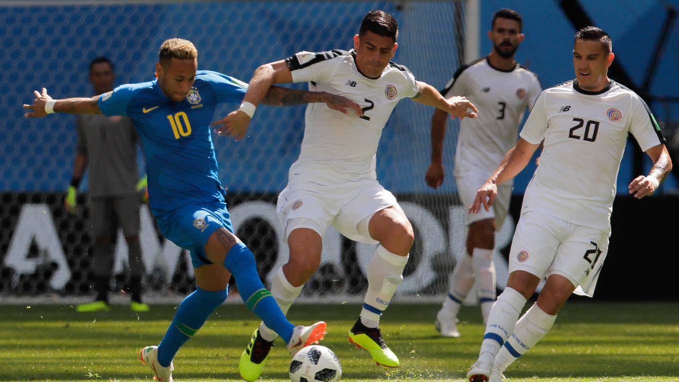 Brazílčan Neymar v súboji s kostarickými hráčmi.