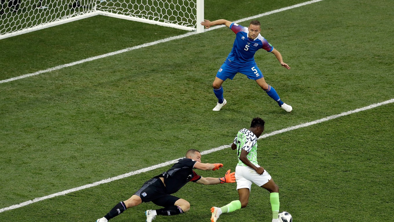 Ahmed Musa strieľa svoj druhý gól v zápase proti Islandu.