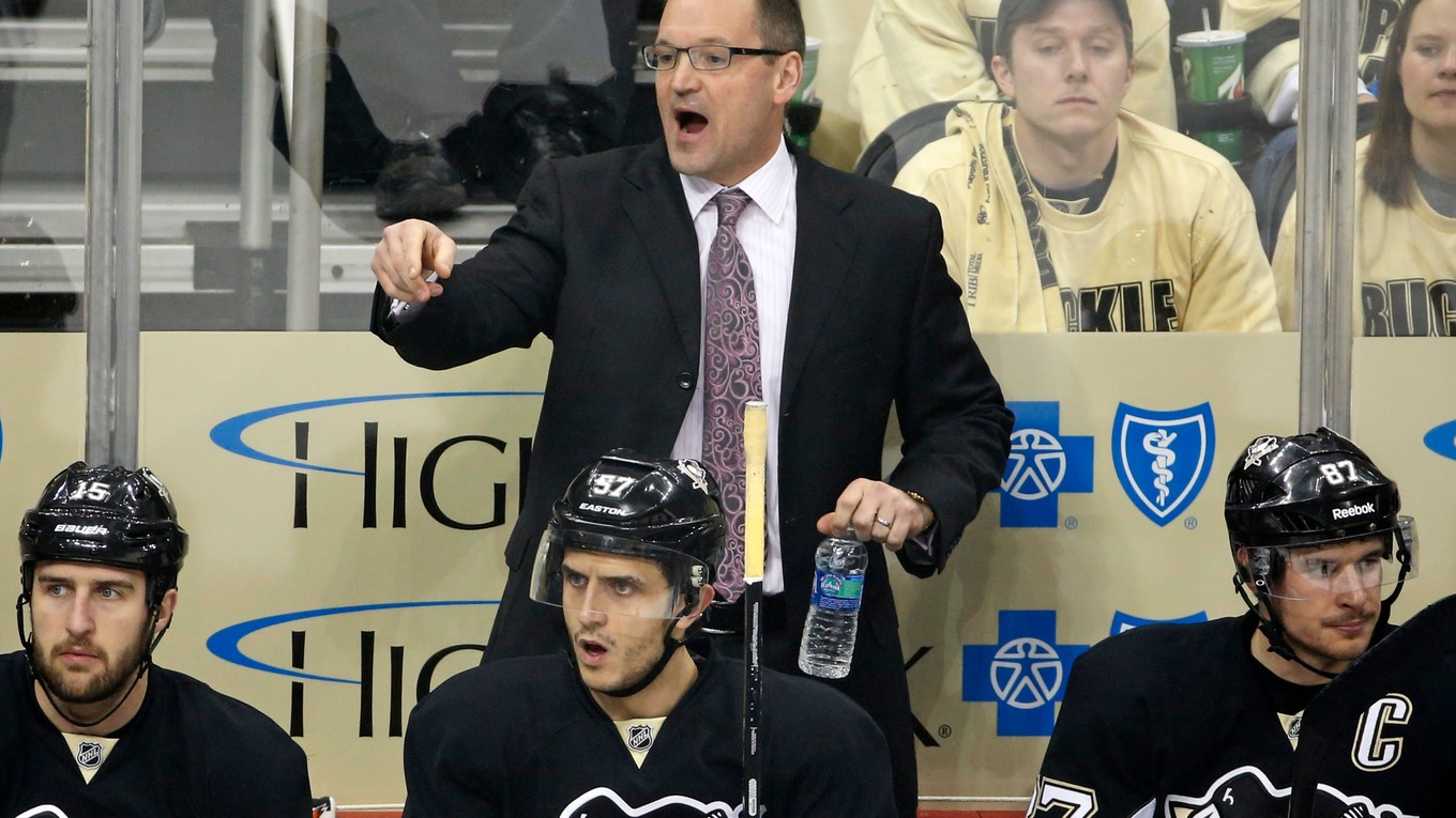 Dan Bylsma počas pôsobenia na lavičke Pittsburghu Penguins.