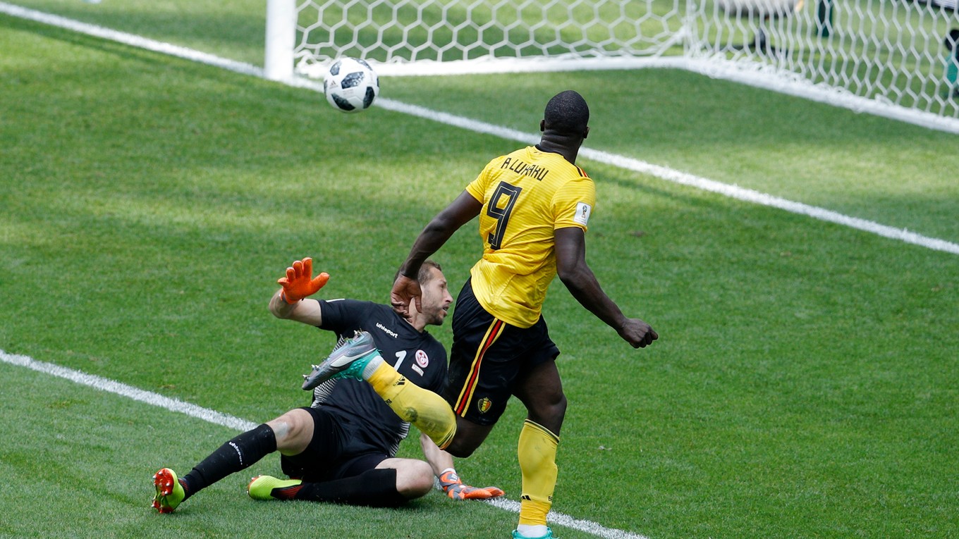 Romelu Lukaku strieľa jeden zo svojich dvoch gólov v zápase.