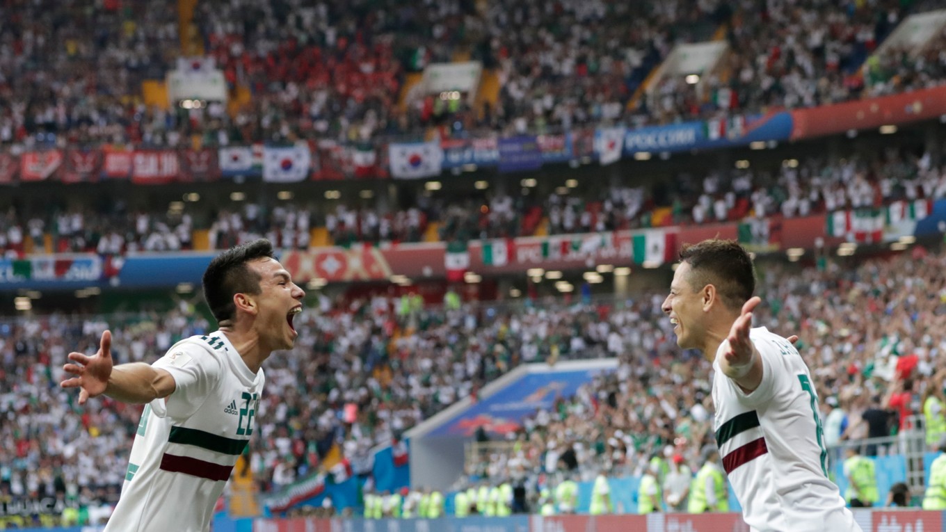 Mexičan Javier Hernández (vpravo) oslavuje svoj gól so spoluhráčom Hirvingom Lozanom.