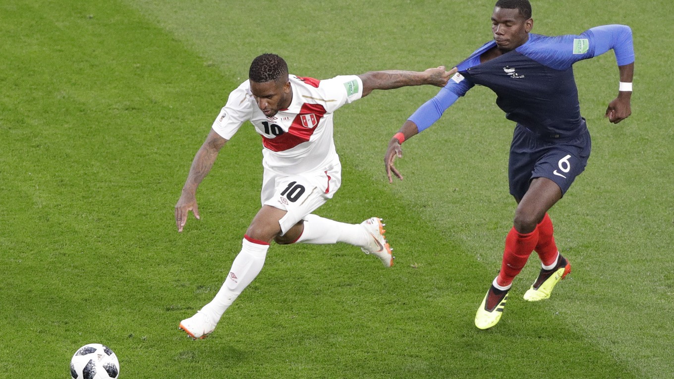 Jefferson Farfan (vľavo) nastúpil aj v zápase proti Francúzsku.