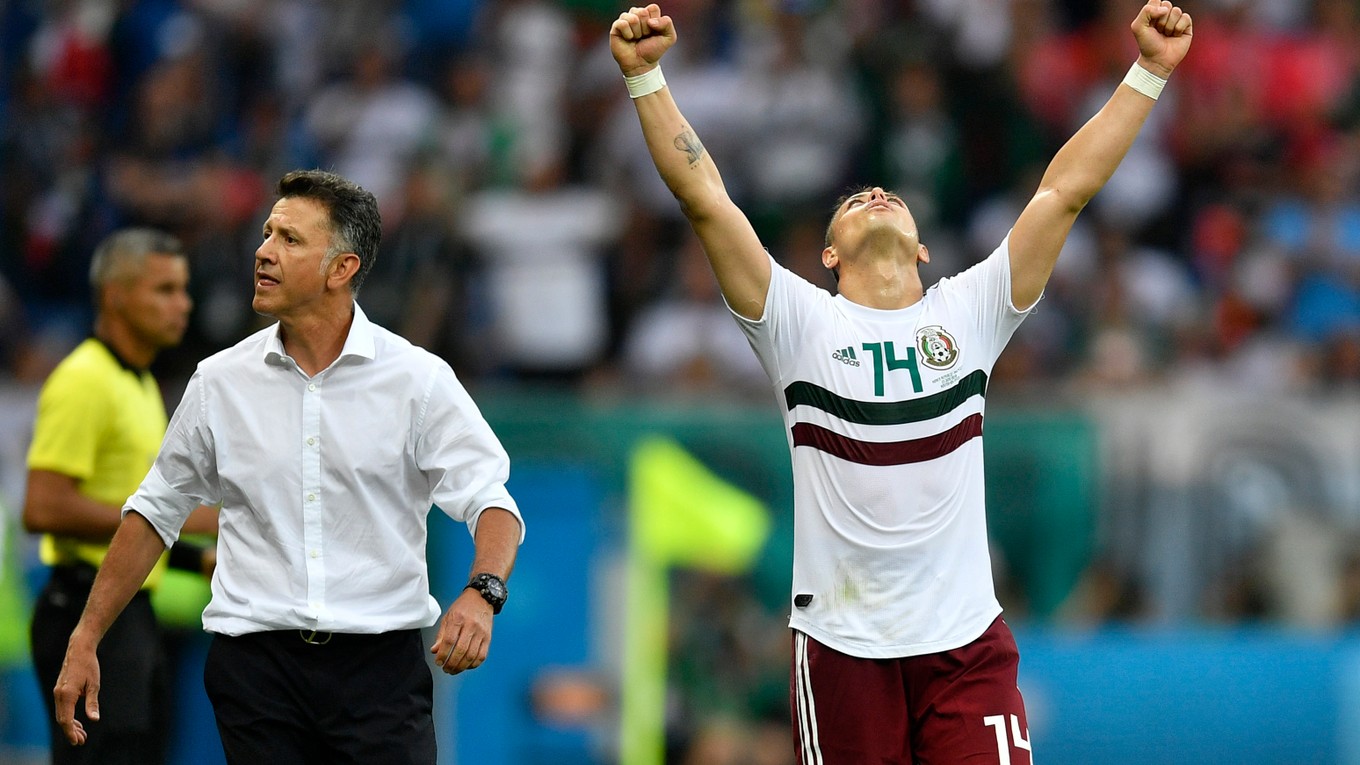 Tím Mexika sa zatiaľ na MS vo futbale 2018 ukazuje veľmi dobre. Vpravo Javier Hernández, vľavo tréner Juan Carlos Osorio.