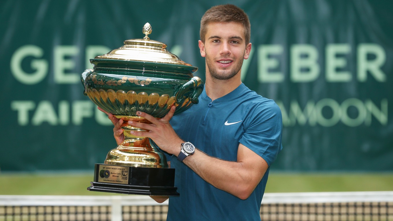 Borna Čorič pózuje s víťaznou trofejou.