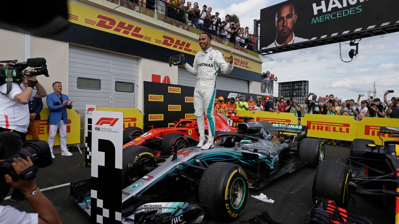 Lewis Hamilton sa teší z víťazstva v pretekoch.
