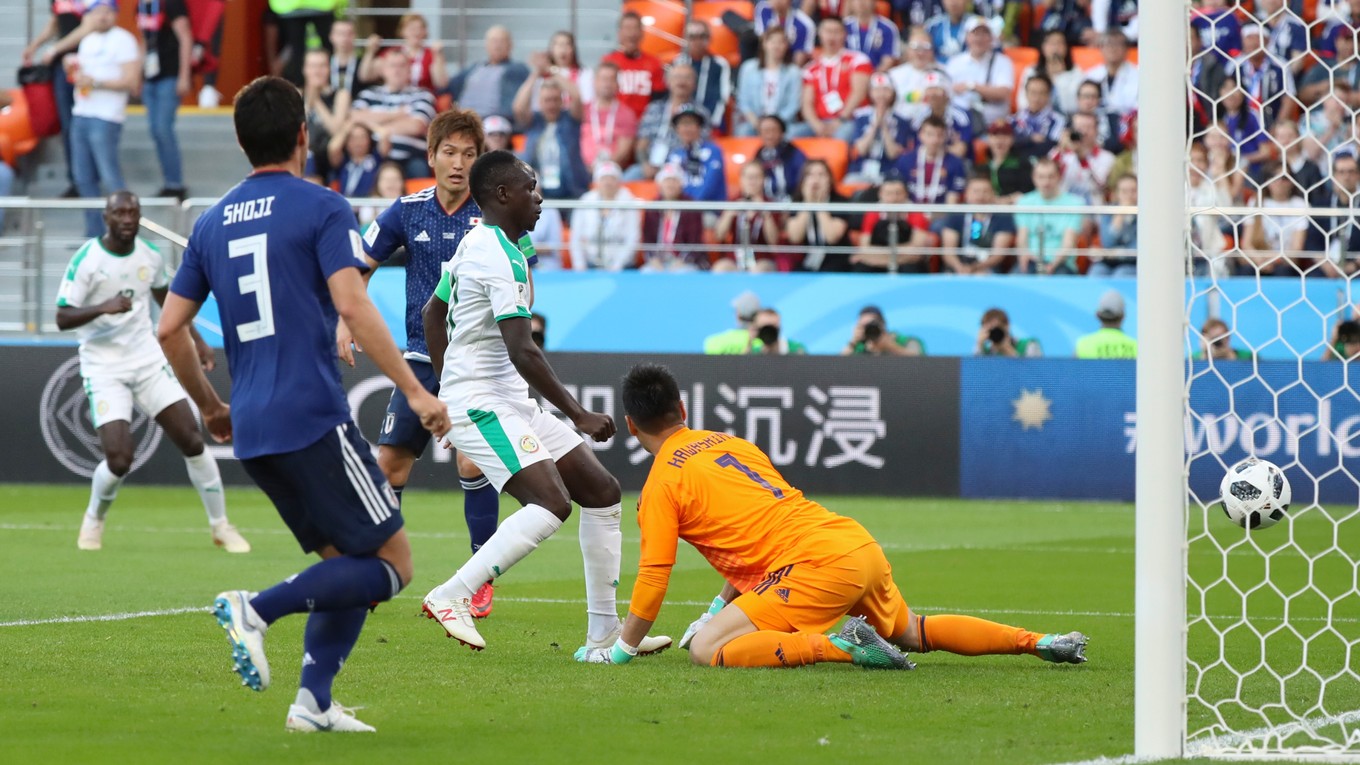 Sadio Mané zo Senegalu strieľa otvárací gól zápasu.