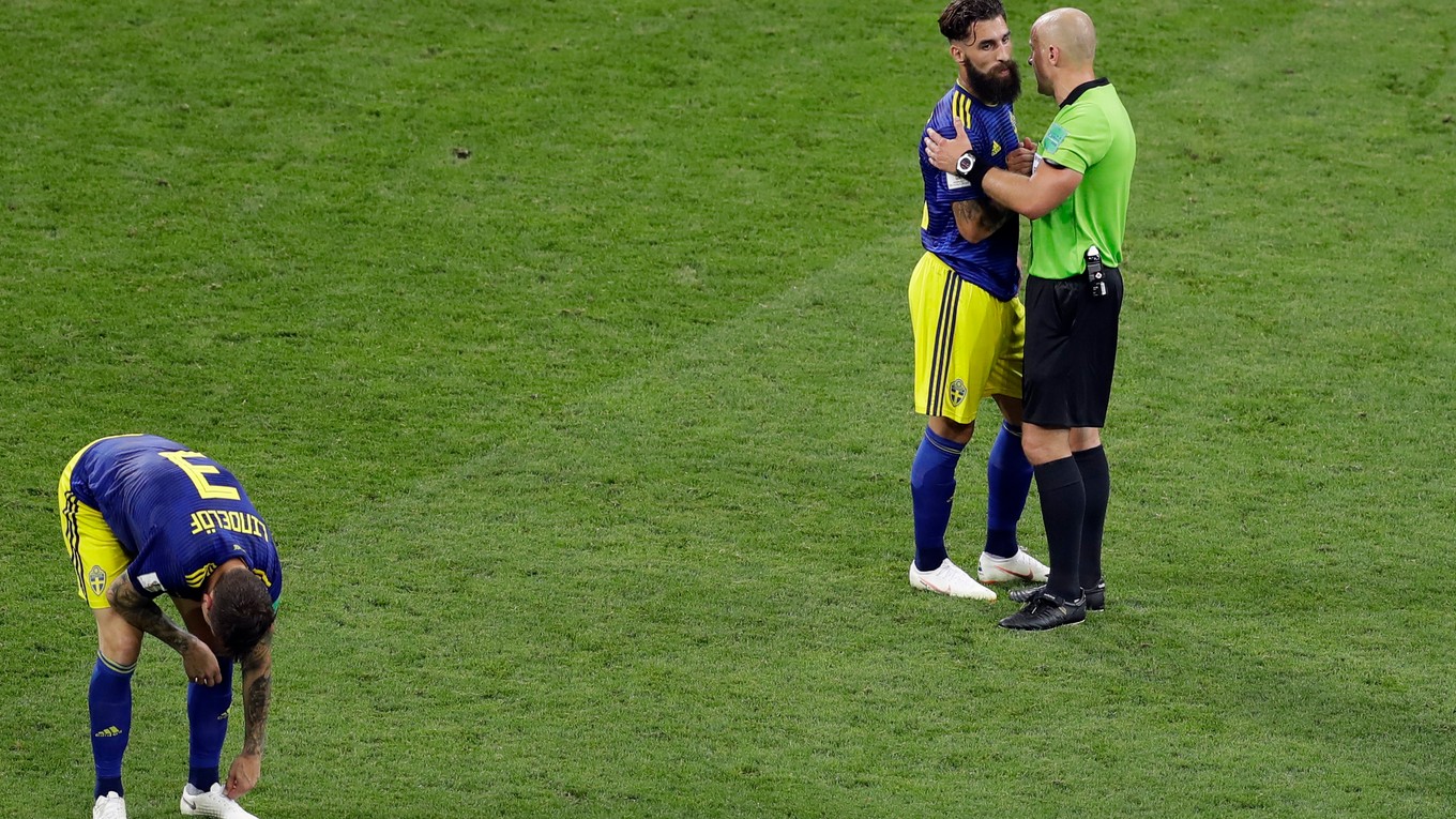 Švéd Jimmy Durmaz diskutuje s rozhodcom.