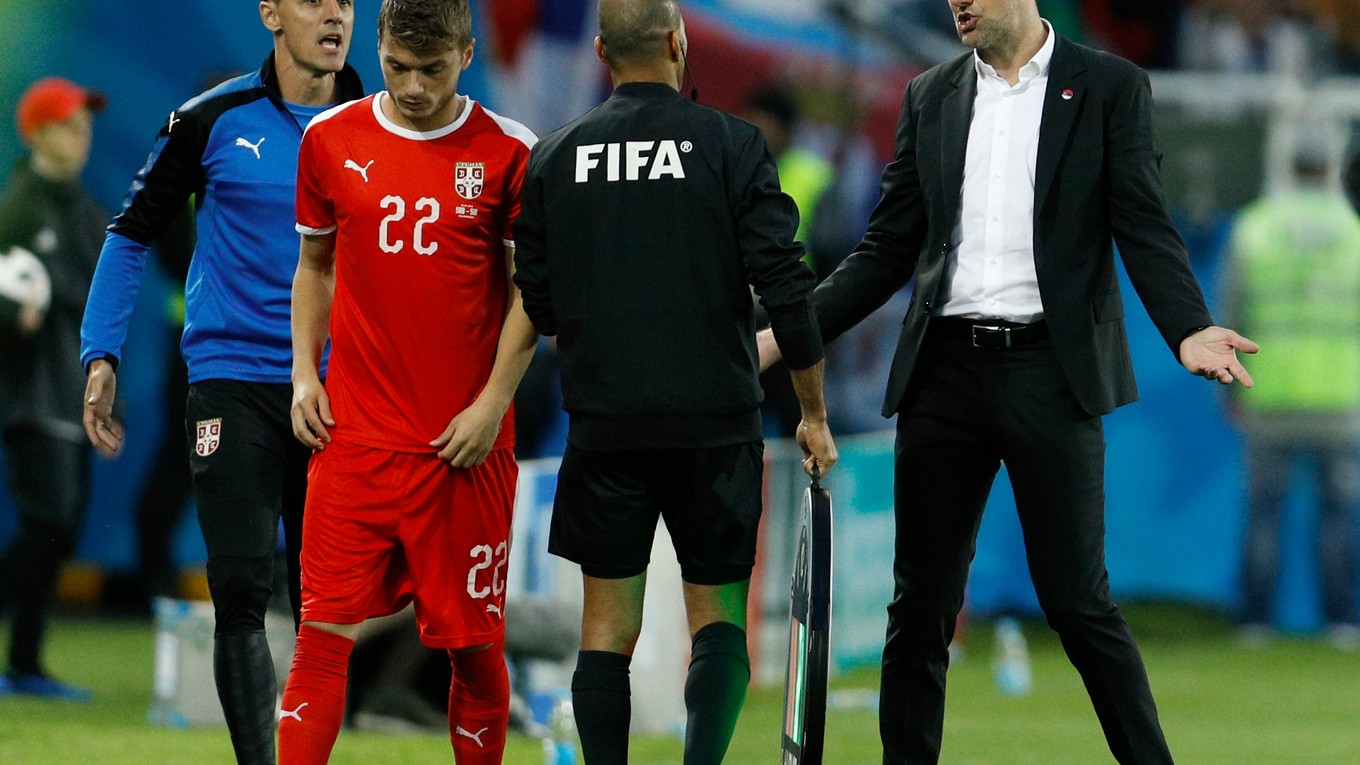 FIFA vyšetruje aj trénera Srbska Mladena Krstajiča (vpravo).