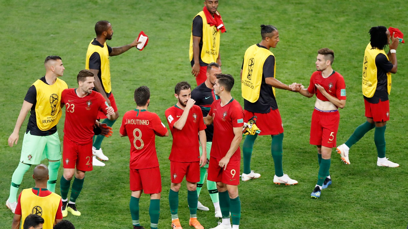Portugalskí reprezentanti oslavovali po zápase s Iránom postup do osemfinále.