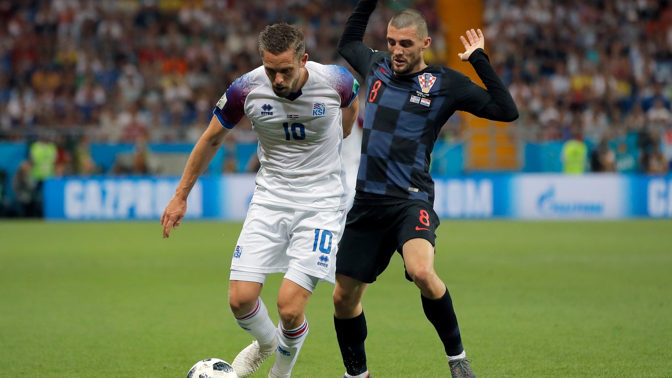 Islanďan Gylfi Sigurdsson obchádza Matea Kovačiča.
