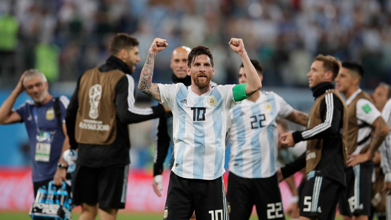 Lionel Messi sa so spoluhráčmi raduje z víťazstva Argentíny.
