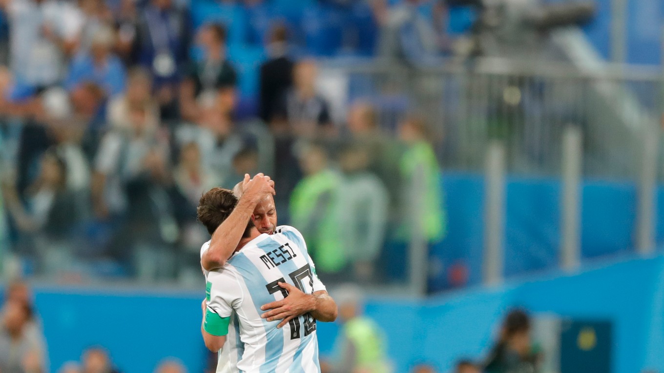 Lionel Messi a Javier Mascherano po víťazstve nad Nigériou.