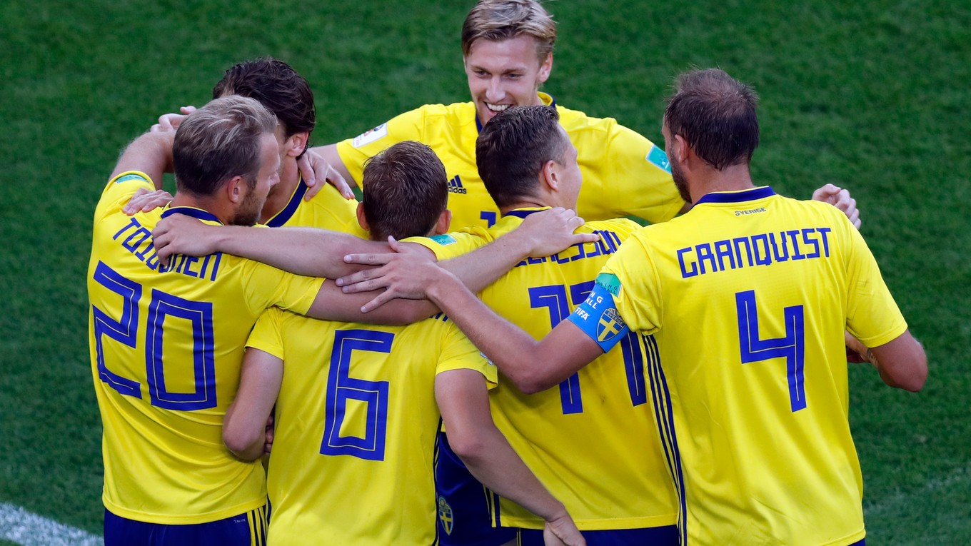Švédski reprezentanti oslavujú gól do siete Mexika.