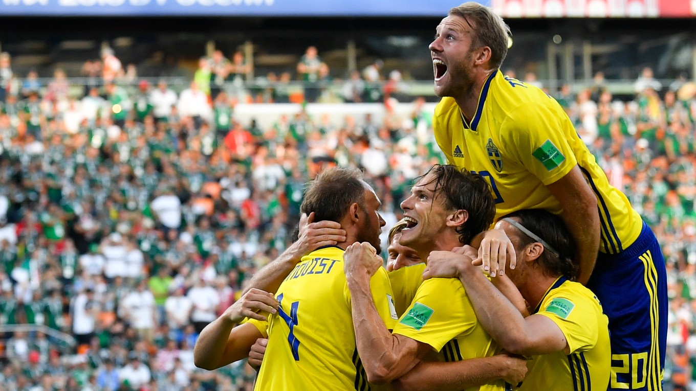 Švédski hráči sa tešia z gólu do siete Mexika.