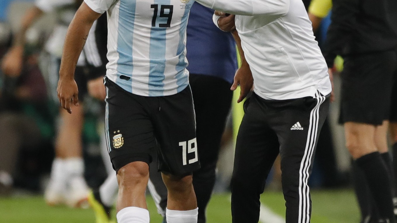 Jorge Sampaoli (vpravo) sa na striedanie Sergia Aguera (vľavo) mal pýtať Lionela Messiho.