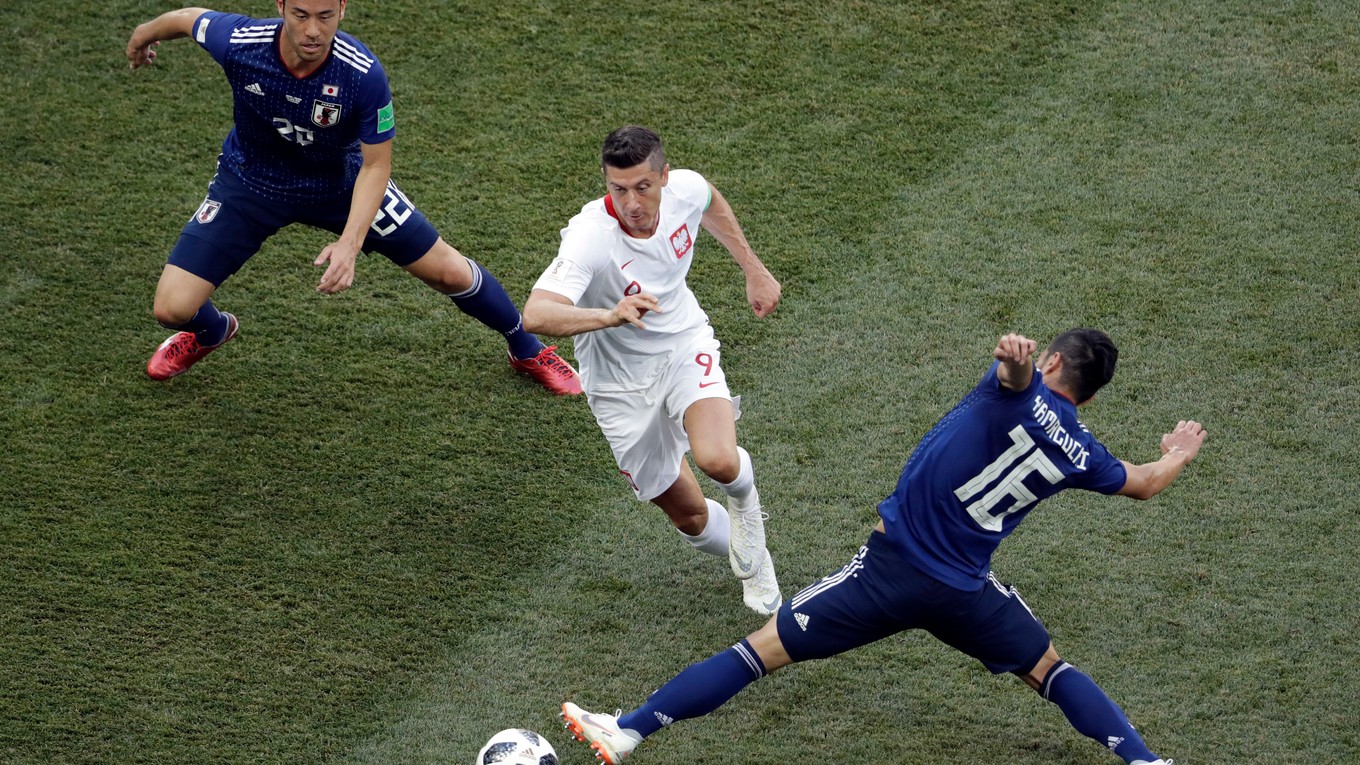 Poliak Robert Lewandowski medzi hráčmi Japonska.