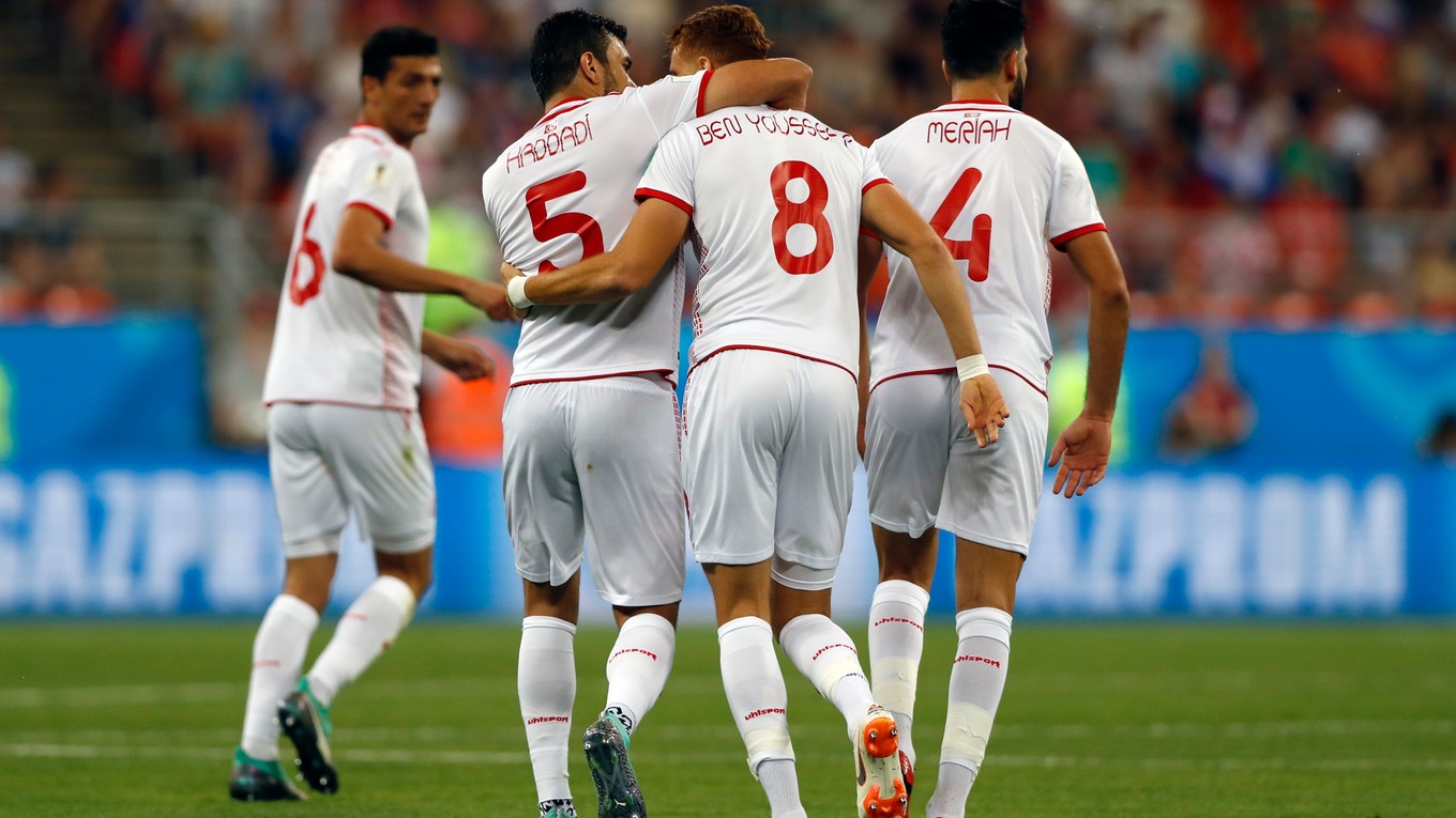 Tuniský hráč Fakhreddine Ben Youssef (č.8) oslavuje so spoluhráčmi úvodný gól do bránky Panamy.