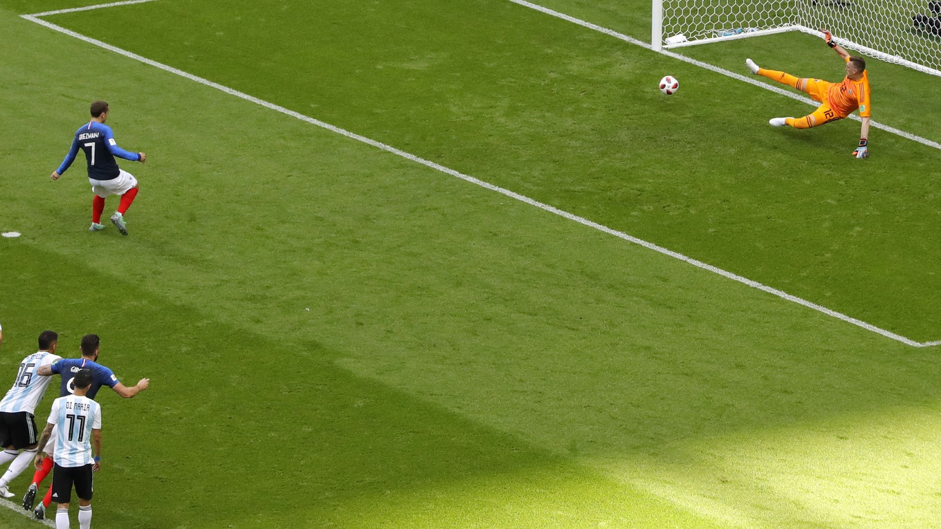 Francúz Antoine Griezmann premieňa pokutový kop.