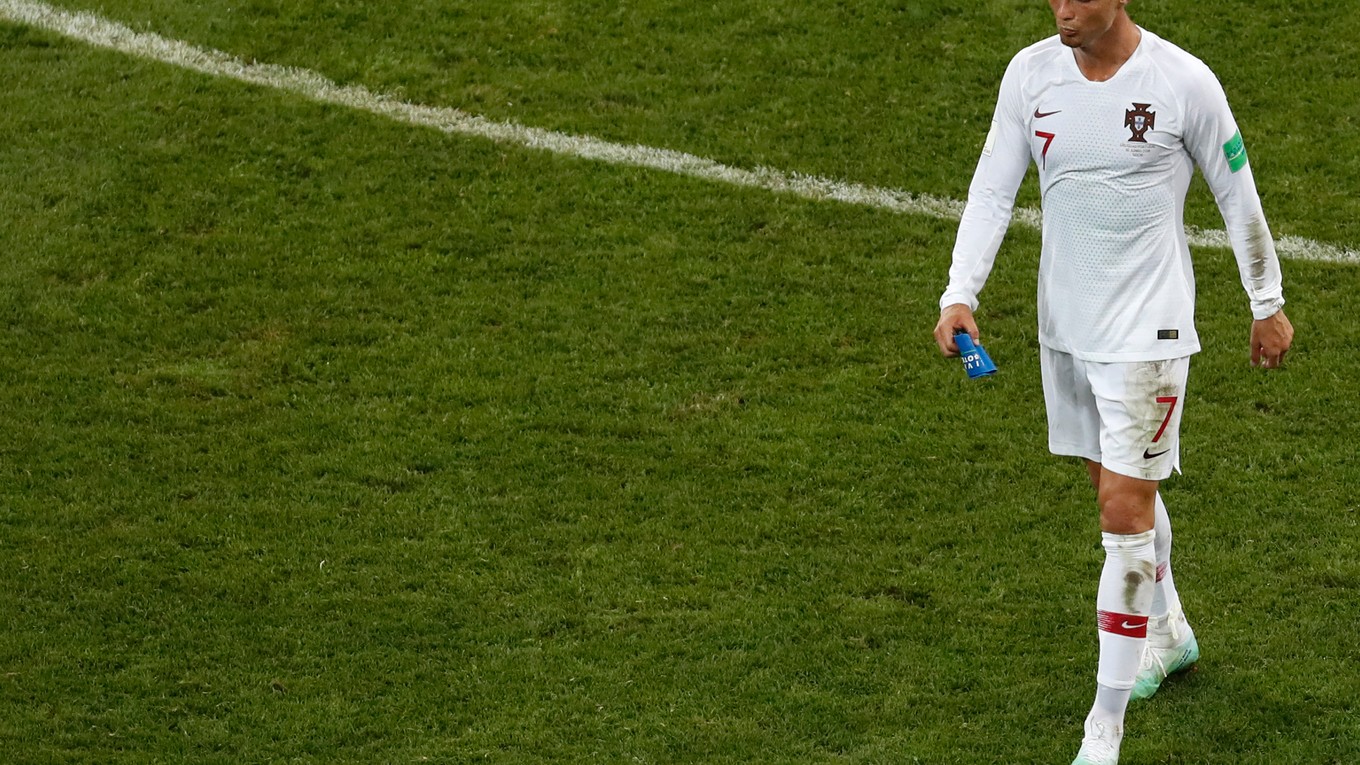 Sklamaný portugalský hráč Cristiano Ronaldo odchádza z ihriska po prehre v osemfinále.
