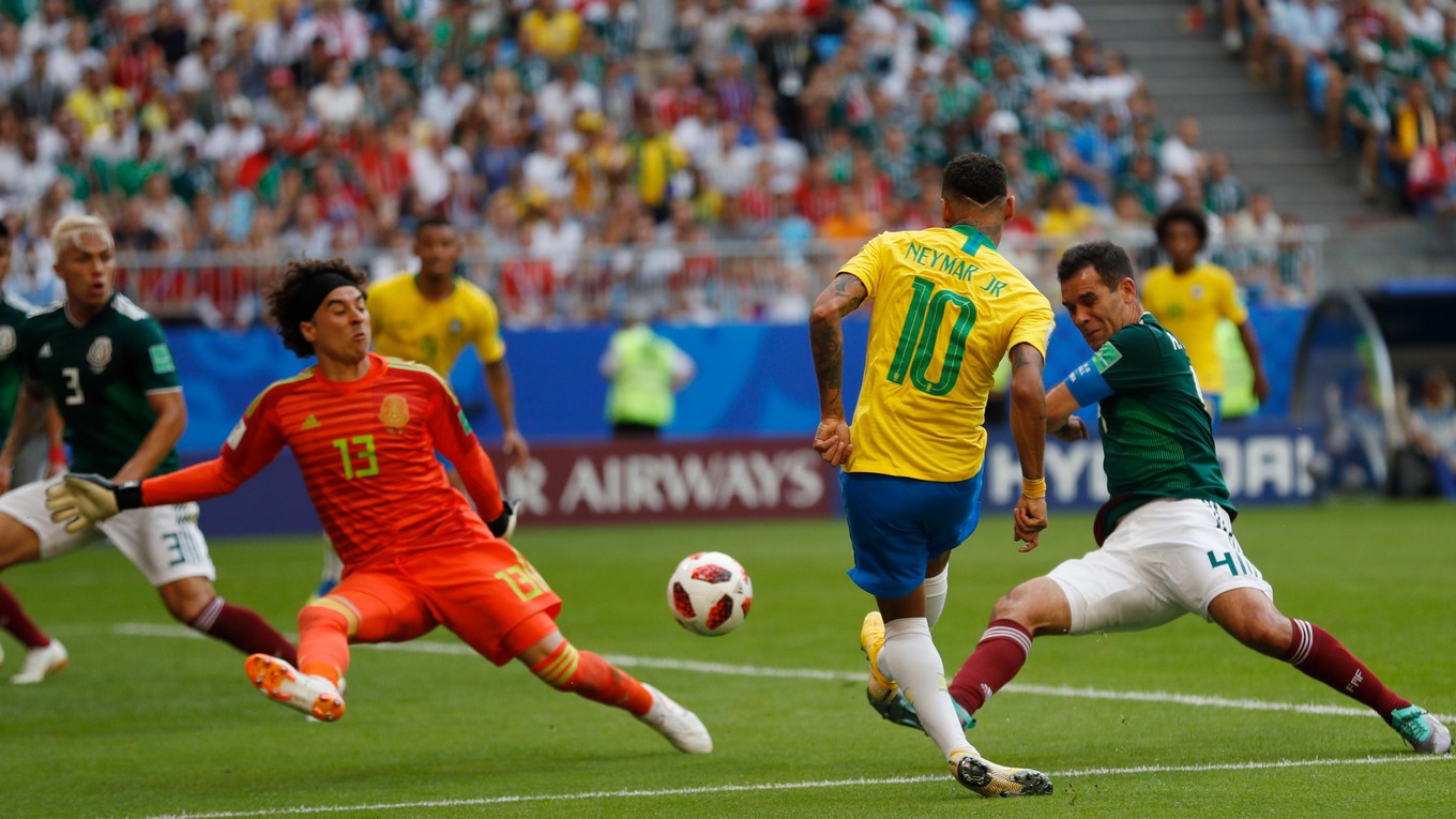 Mexický brankár Guillermo Ochoa zasahuje pri šanci Neymara.