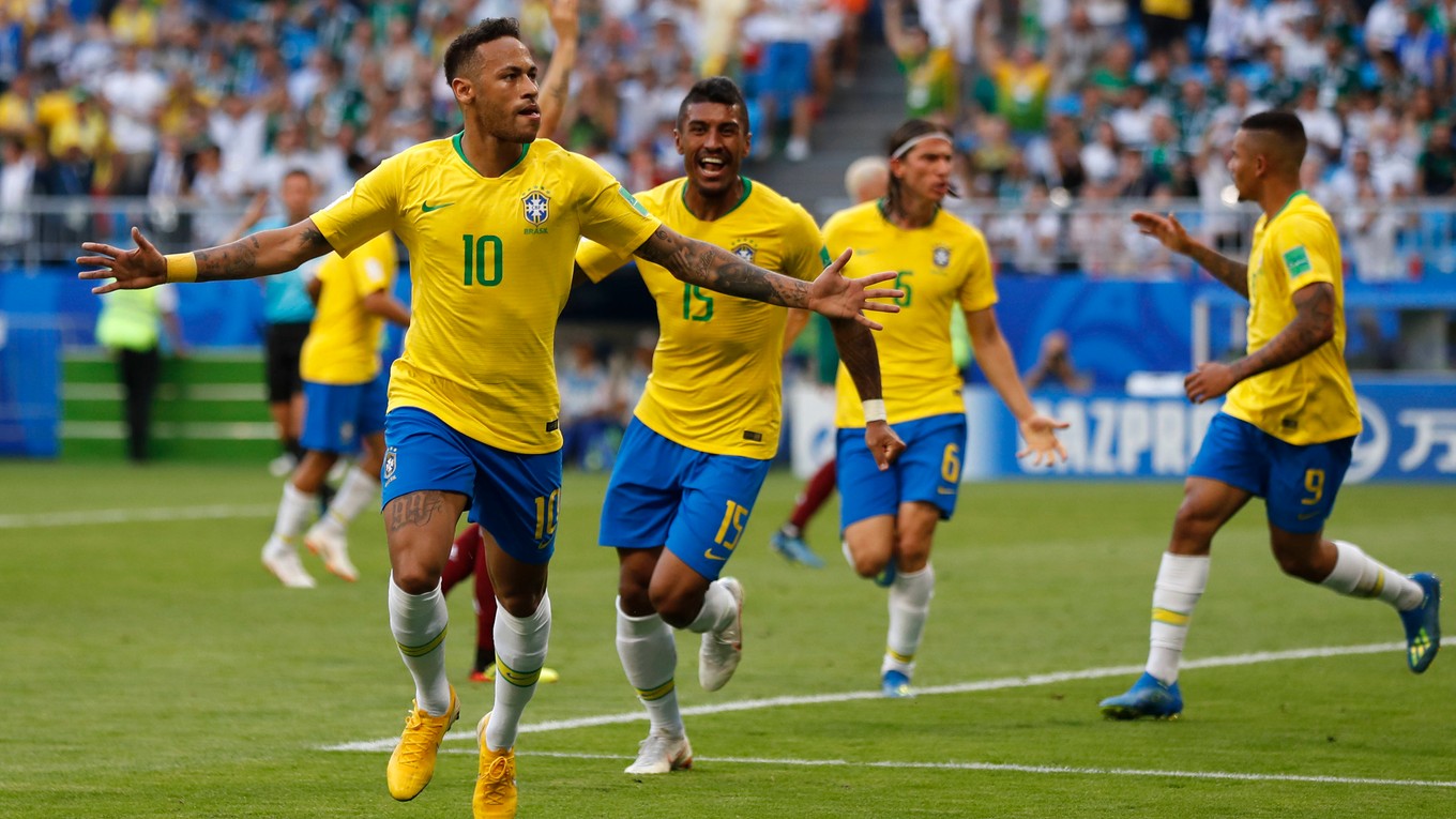 Brazílčan Neymar (v popredí) sa raduje zo svojho gólu.
