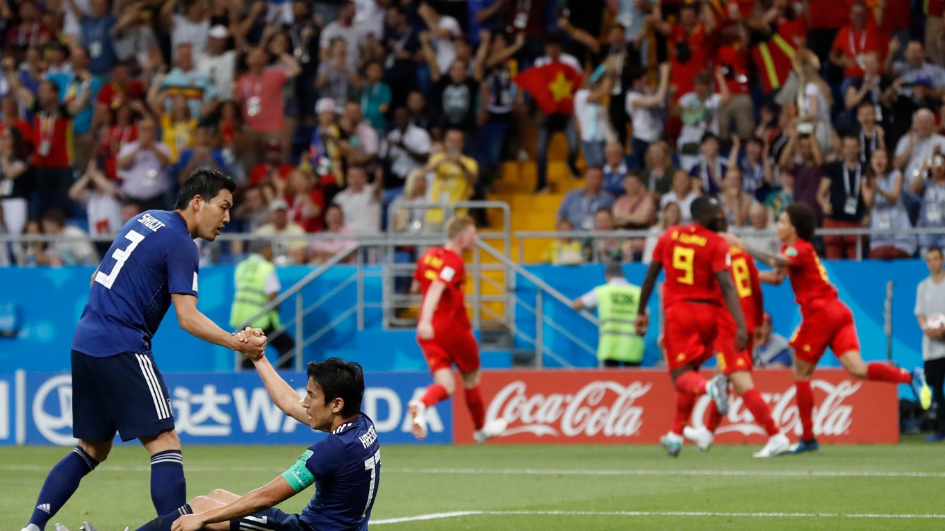 Hráči Japonska smútia po jednom z inkasovaných gólov.