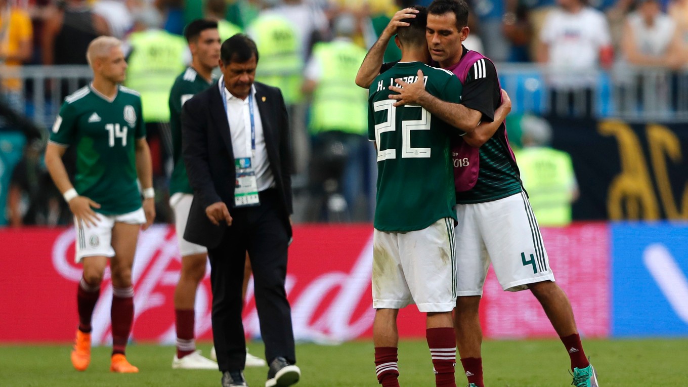 Mexičan Rafael Marquez (vpravo) v objatí s tímovým spoluhráčom Hirvingom Lozanom.