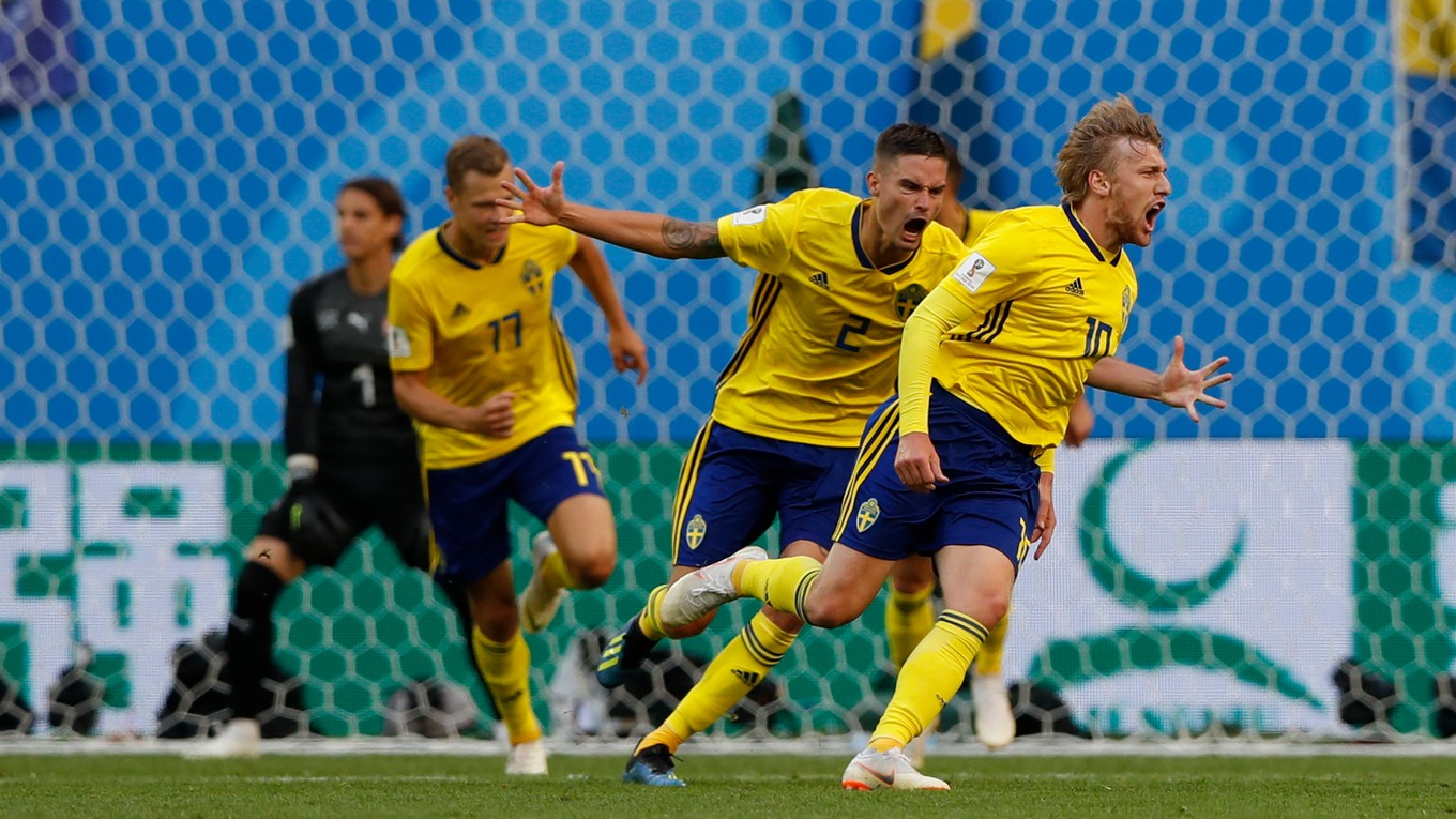 Švédi sa radujú po góle Emila Forsberga (vpravo).
