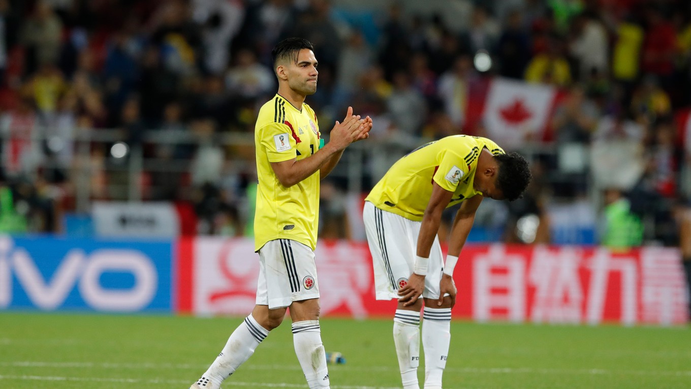 Kapitán Kolumbie Radamel Falcao (vľavo) niesol prehru ťažko.