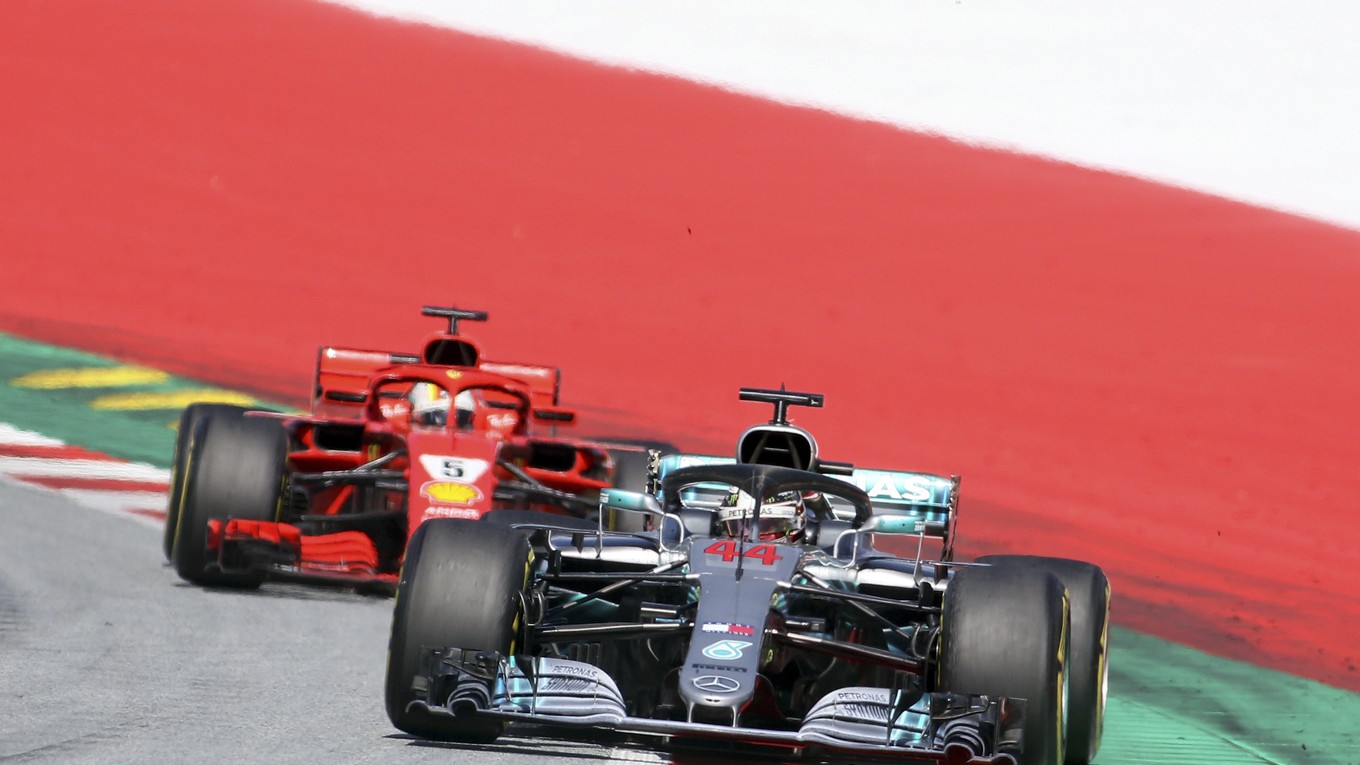 Lewis Hamilton v súboji so Sebastianom Vettelom, ilustračná snímka.