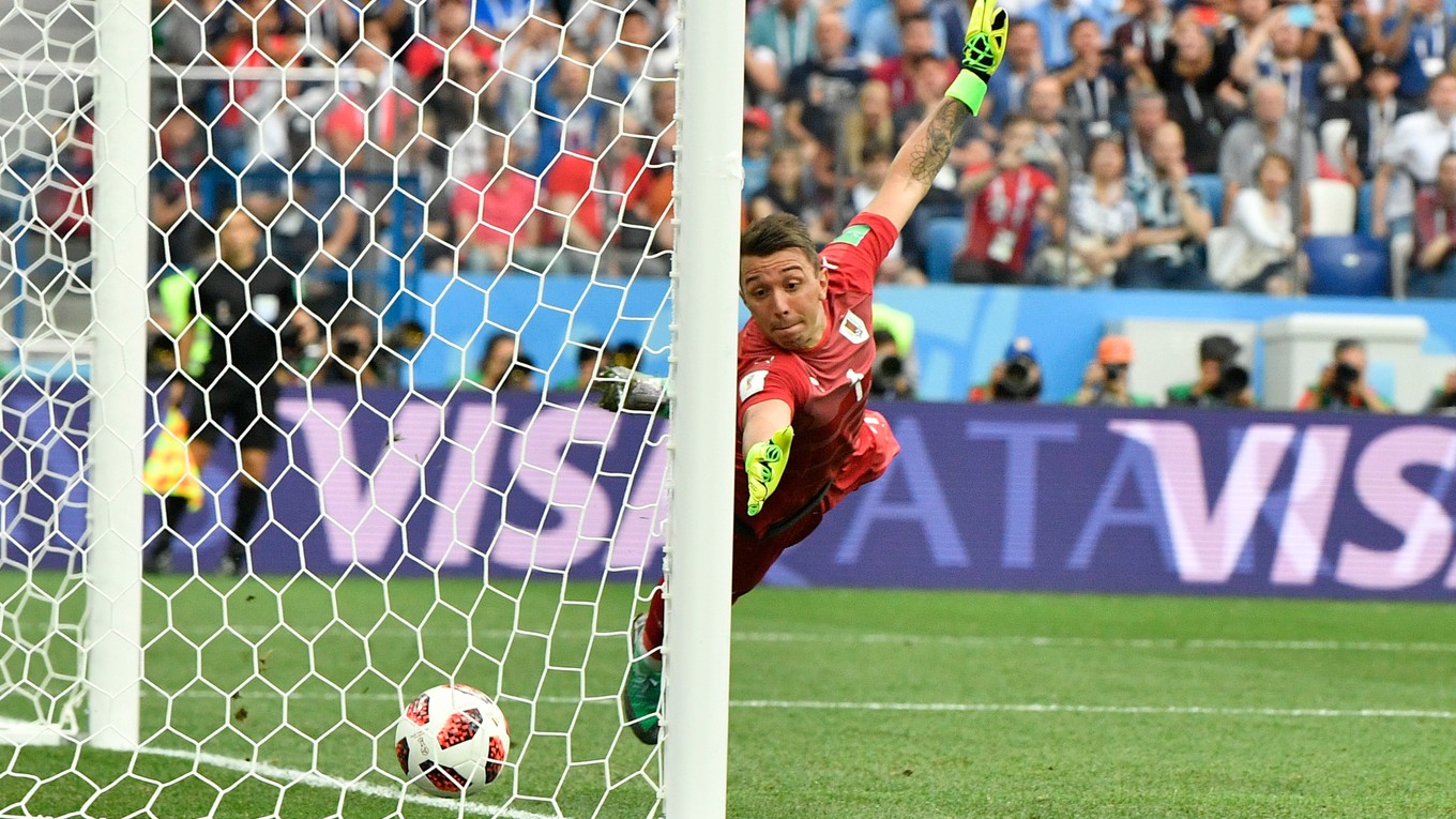 Uruguajský brankár Fernando Muslera inkasuje úvodný gól zápasu.