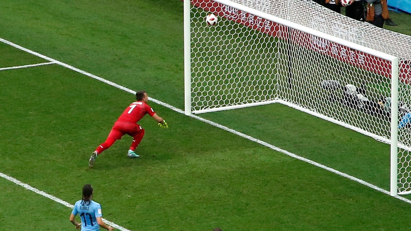 Uruguajský brankár Fernando Muslera robí chybu, po ktorej Francúzsko vyhráva 2:0.
