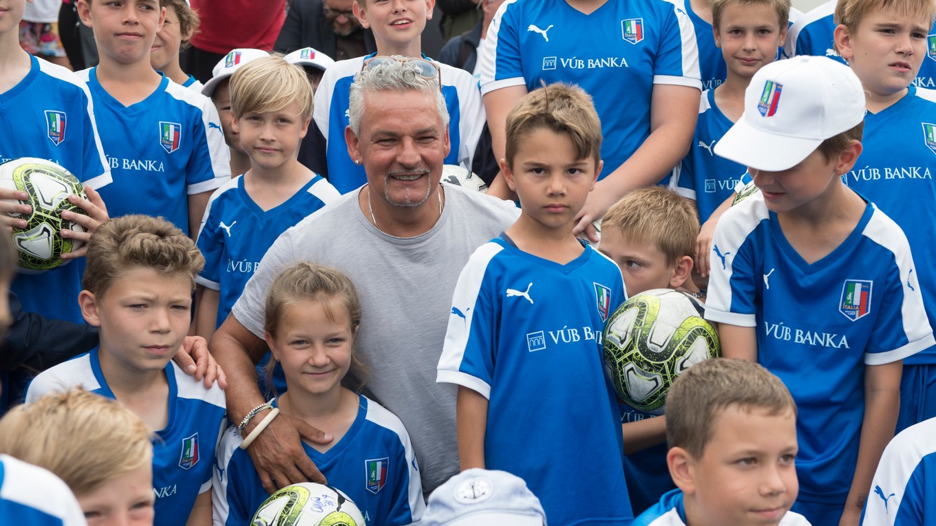 Roberto Baggio obklopený deťmi z akadémie.