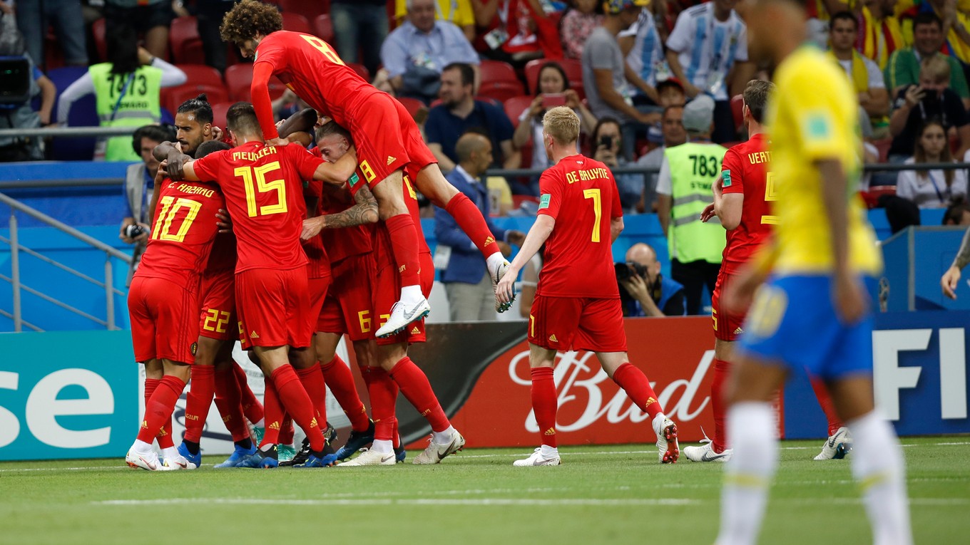 Belgickí futbalisti sa radujú po góle na 1:0.