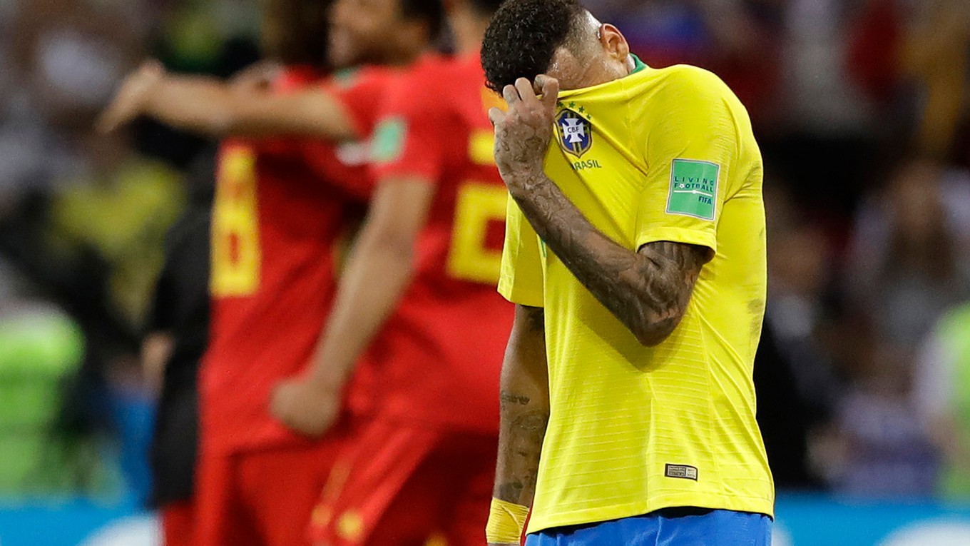 Brazílčan Neymar si schováva tvár po prehre s Belgickom.