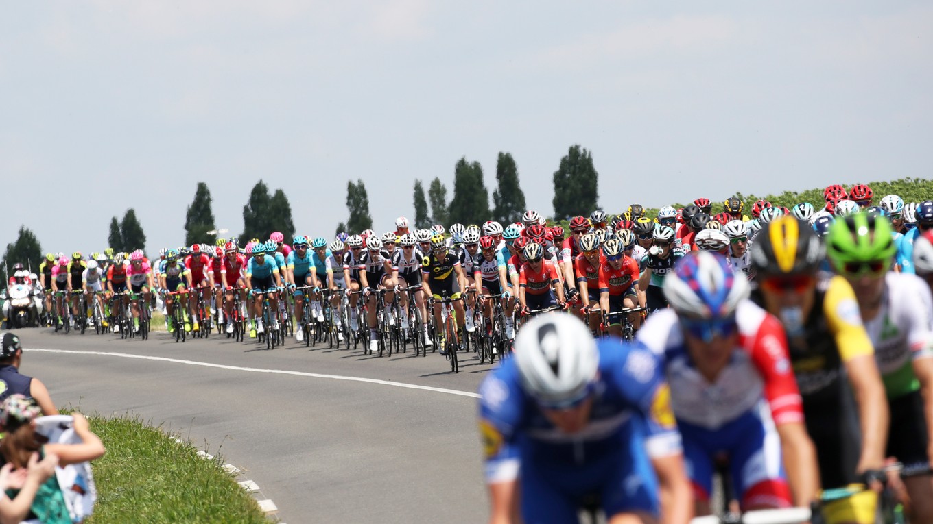 Pelotón počas prvej etapy na Tour de France 2018.