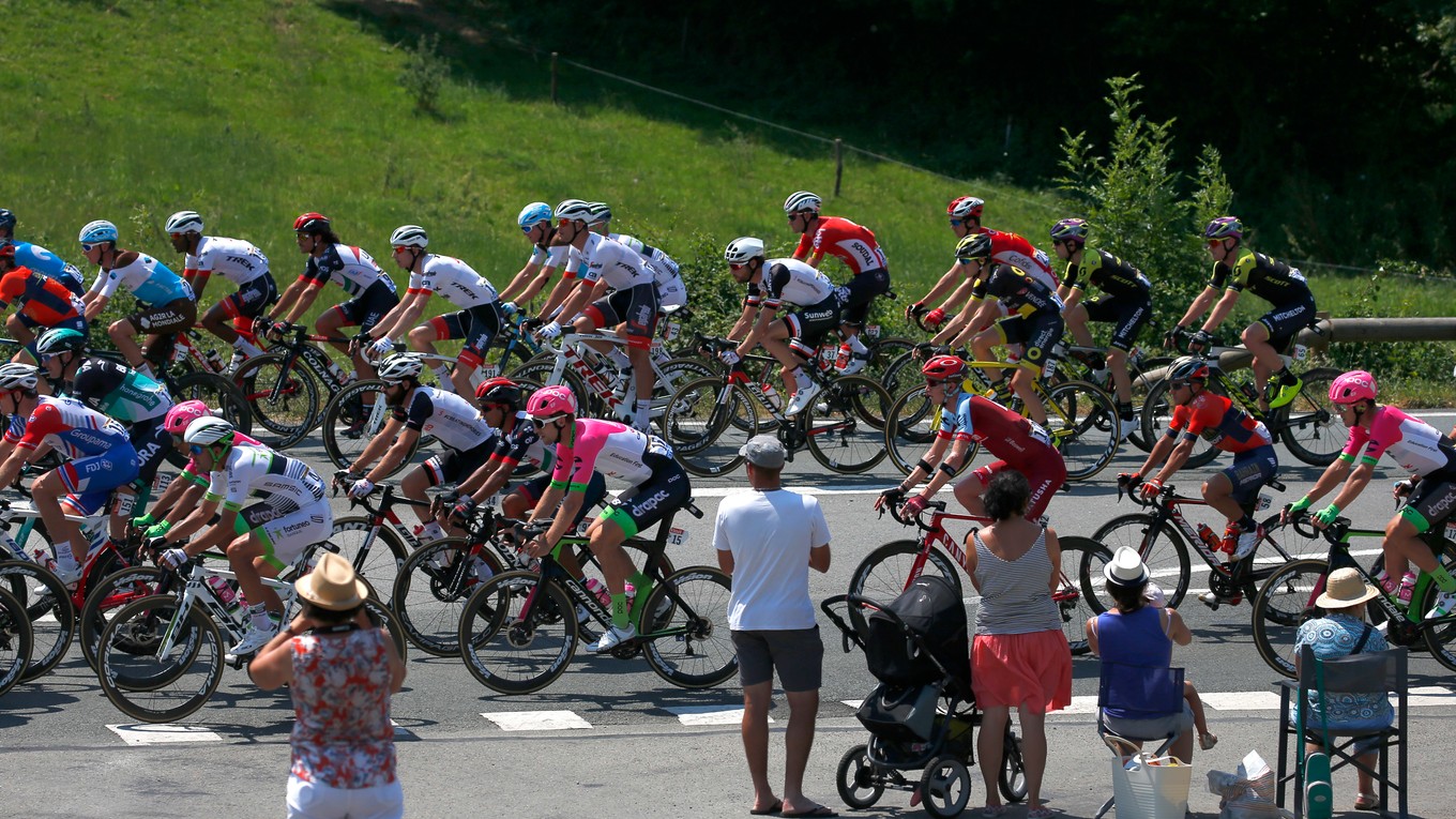 Cyklisti počas 2. etapy na Tour de France 2018.