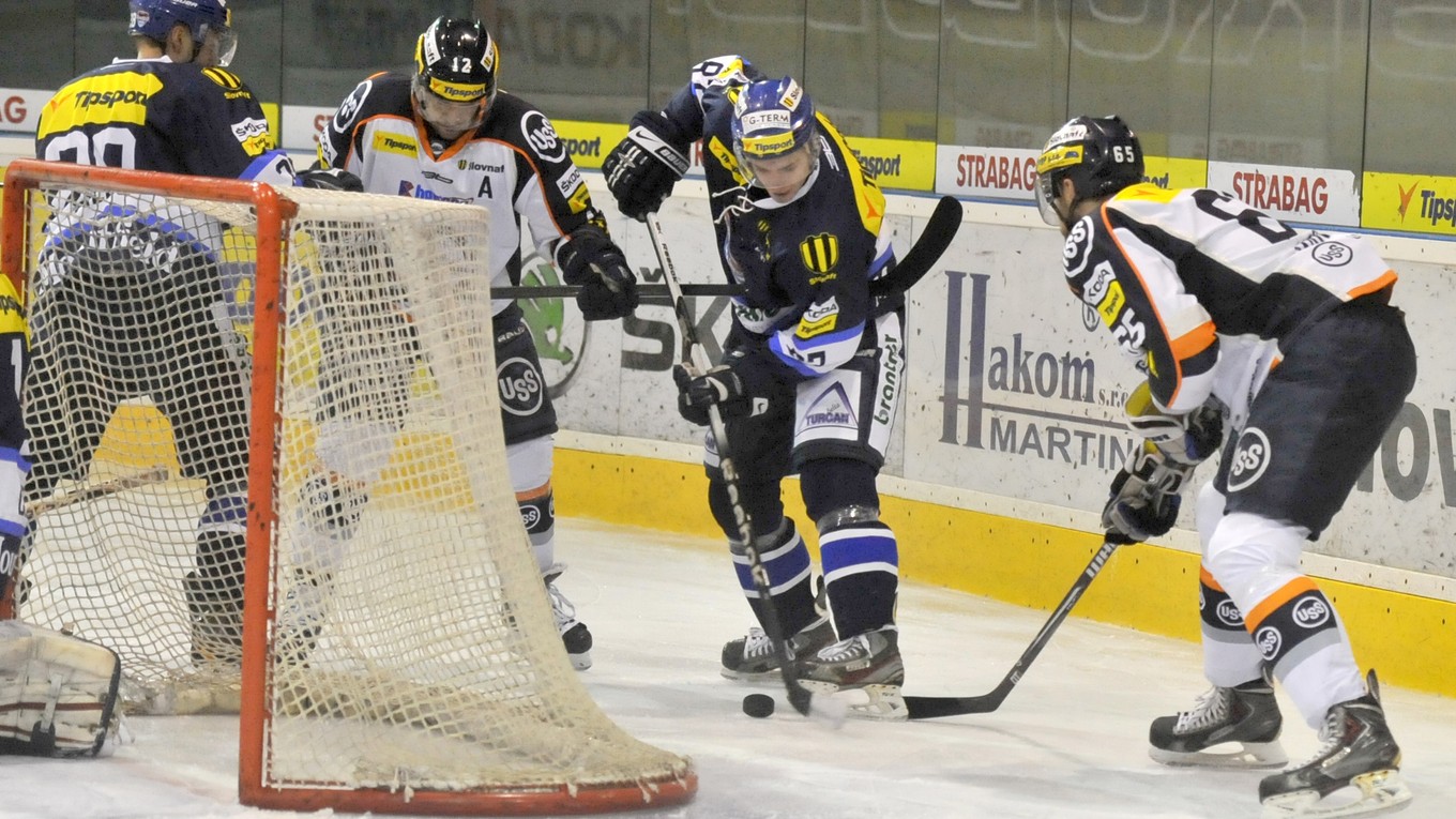 Na snímke z roku 2013 bojuje Erik Nitriansky (v strede pri puku) ešte ako hráč Martina.