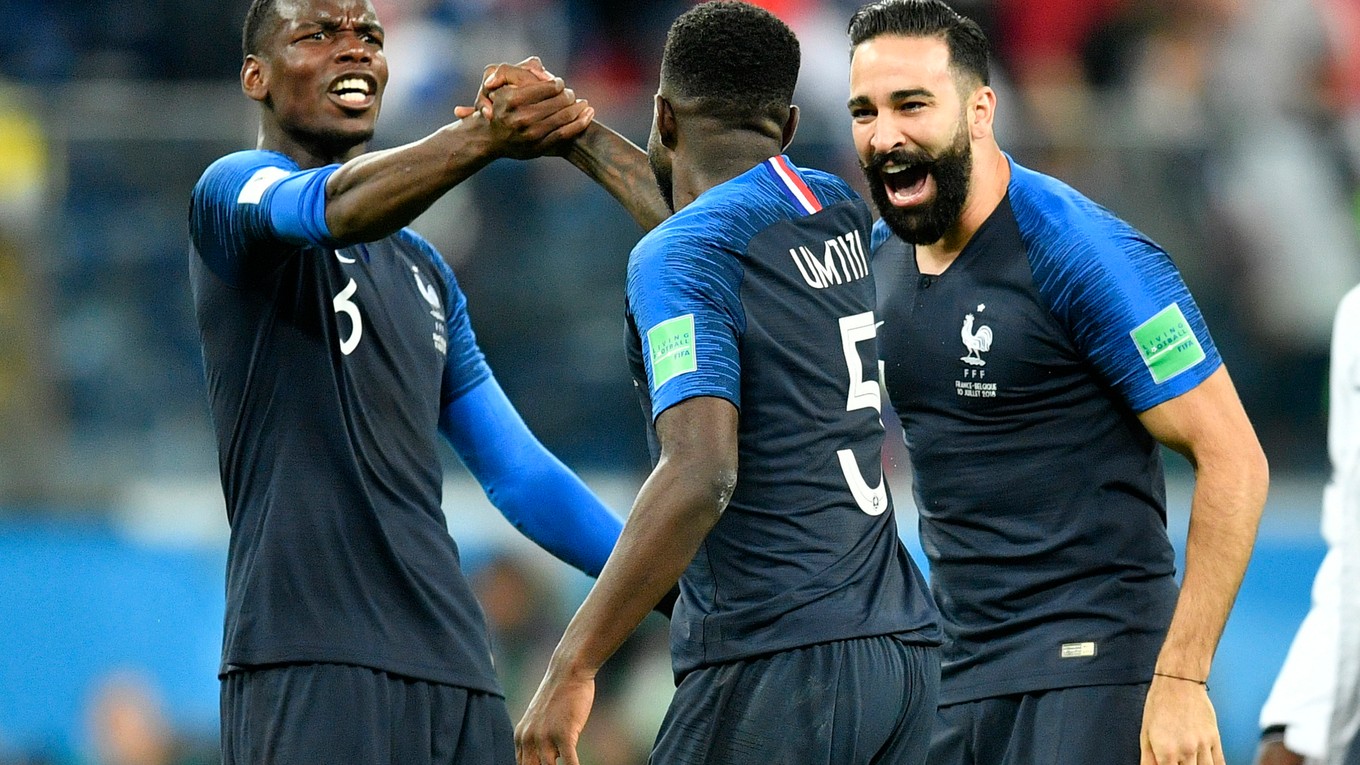 Francúzi sa radujú po góle Samuela Umtitiho (v strede).