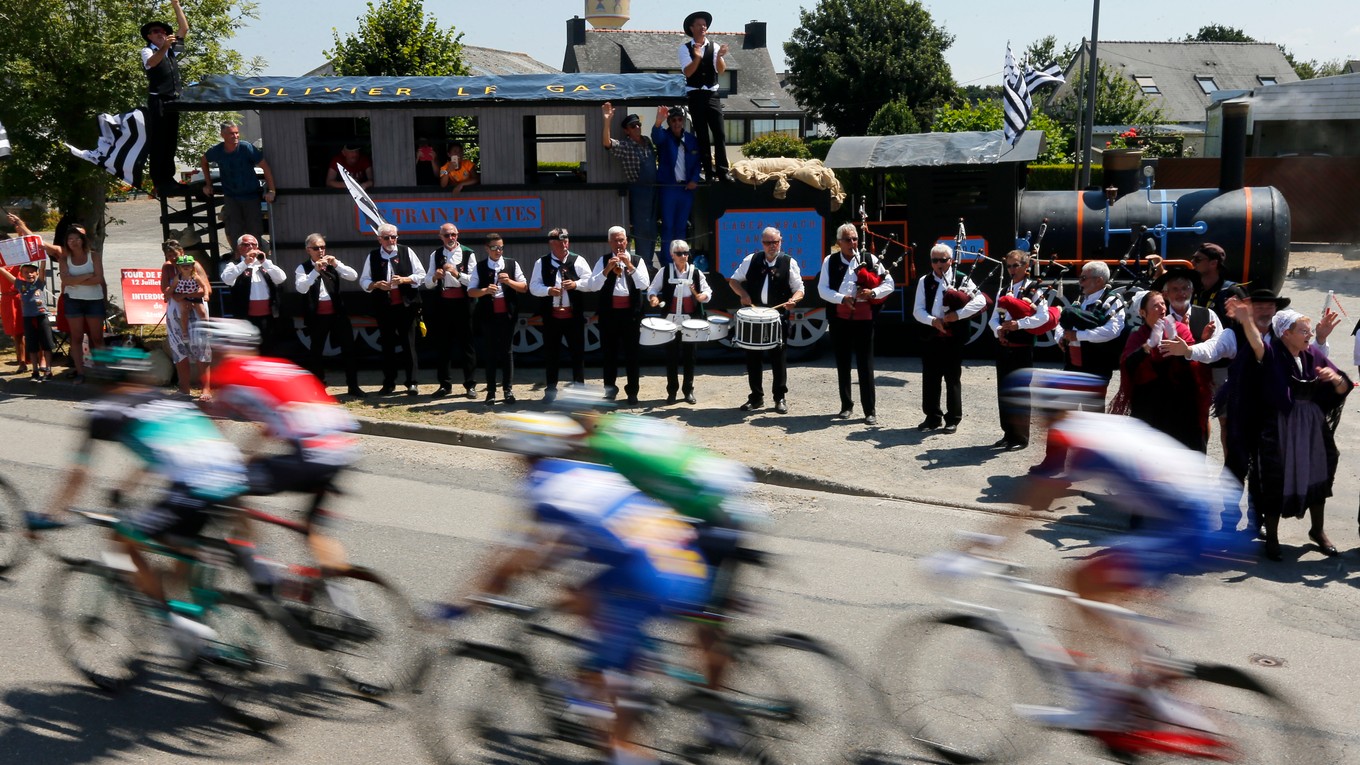Cyklisti na trati 6. etapy na Tour de France 2018.