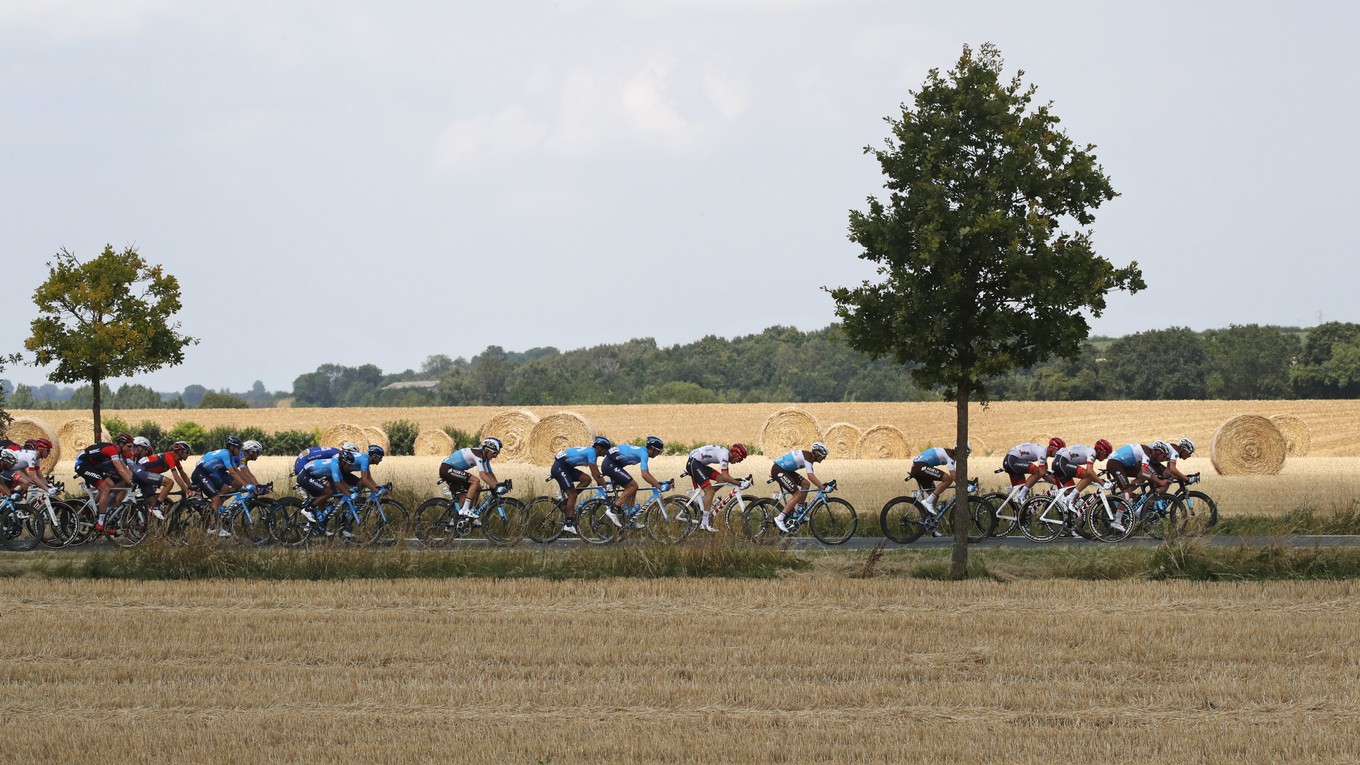 Cyklisti počas 7. etapy na Tour de France 2018.